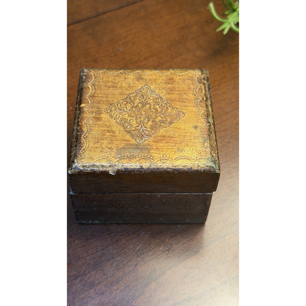 Vintage Italian Florentine Gilt Wood Trinket Box – Gold & Hand-Painted Design